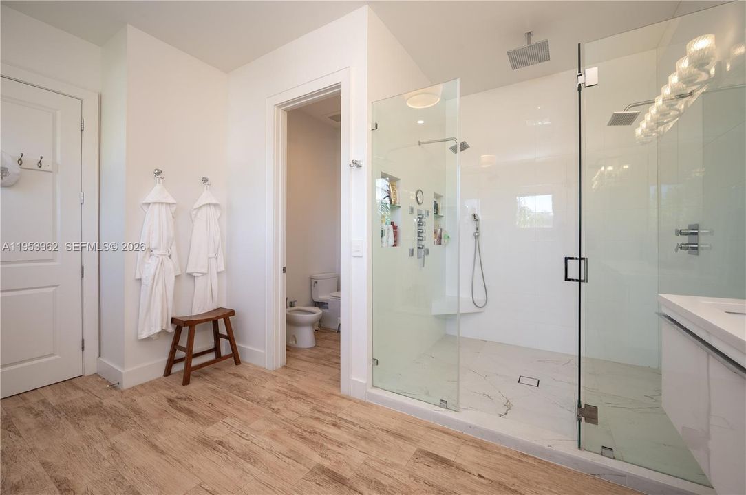 For Rent: $38,000 (6 beds, 6 baths, 5679 Square Feet)