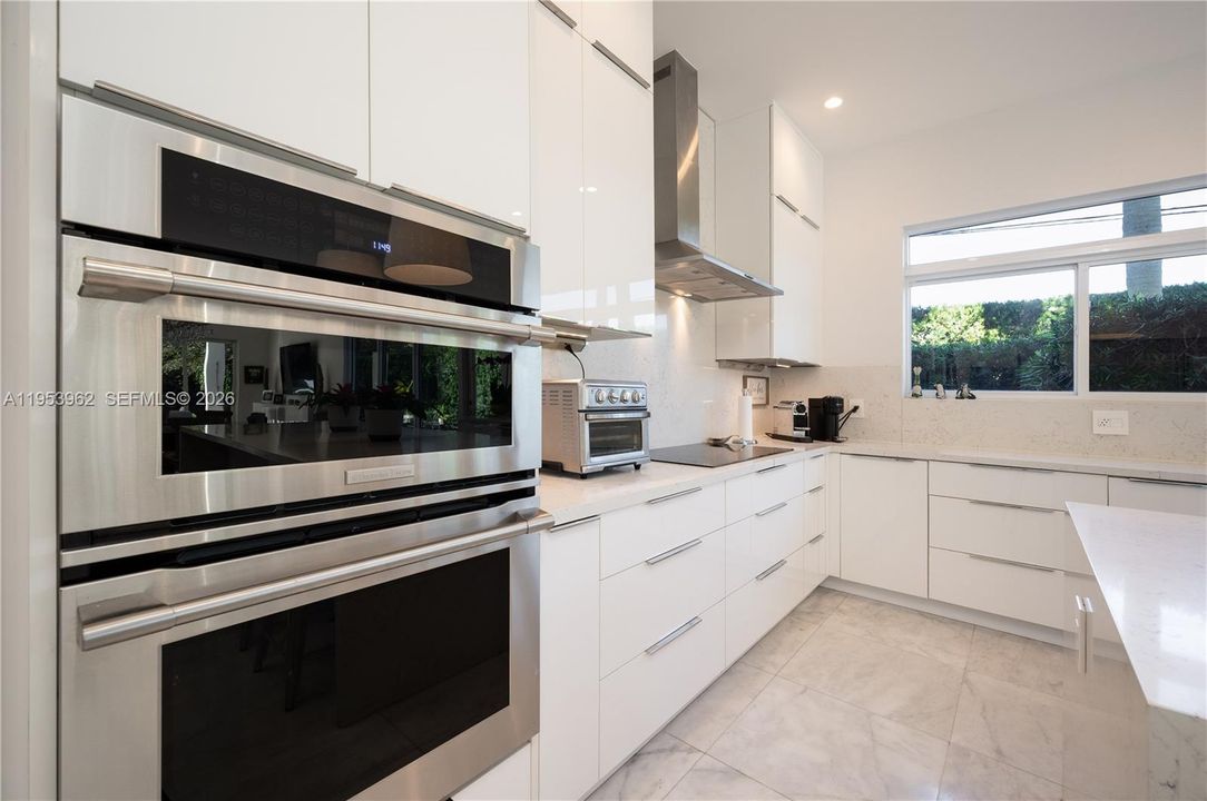 For Rent: $38,000 (6 beds, 6 baths, 5679 Square Feet)