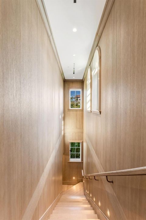 STAIRCASE_EB