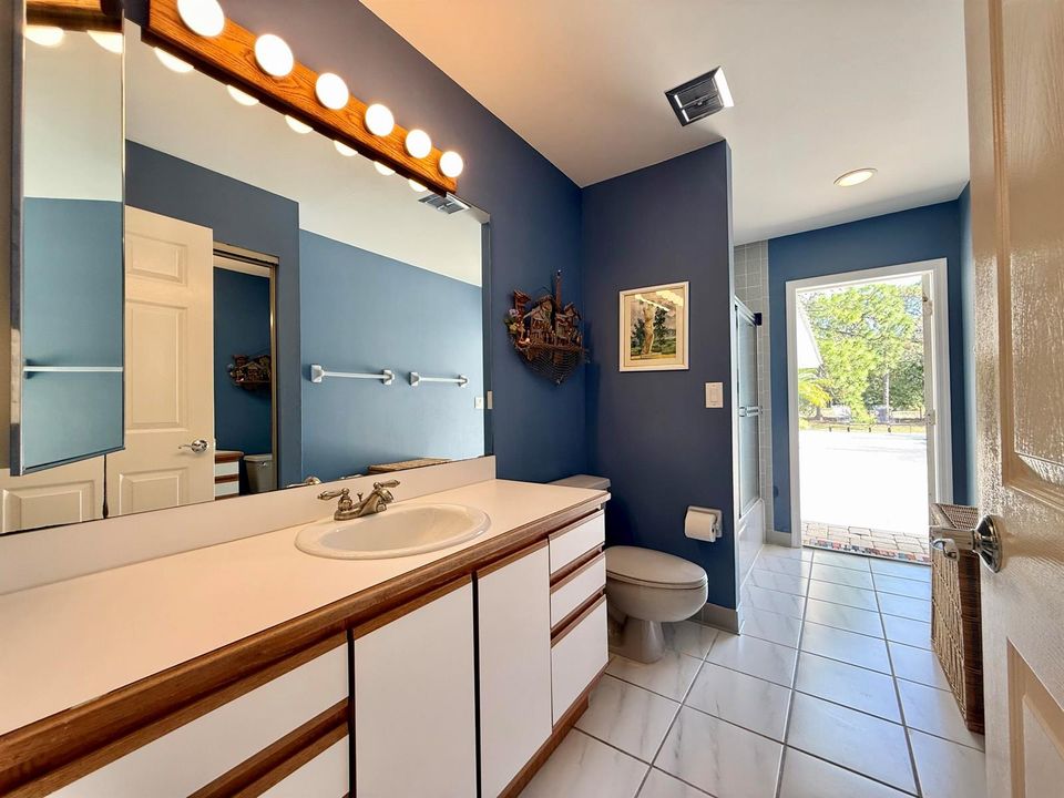 bathroom 2 open to pool