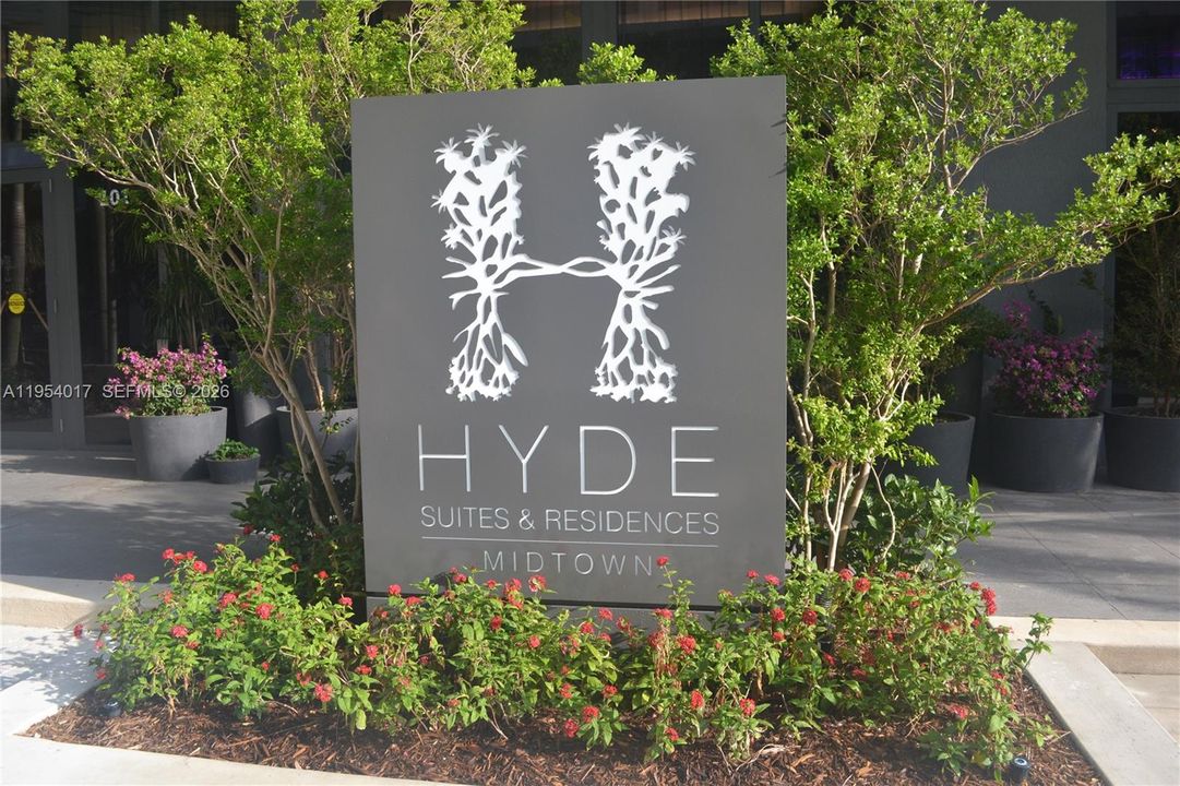 For Sale: $475,000 (1 beds, 1 baths, 593 Square Feet)