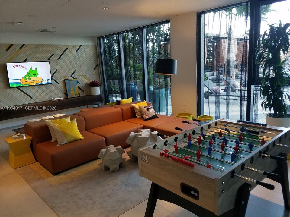 For Sale: $475,000 (1 beds, 1 baths, 593 Square Feet)