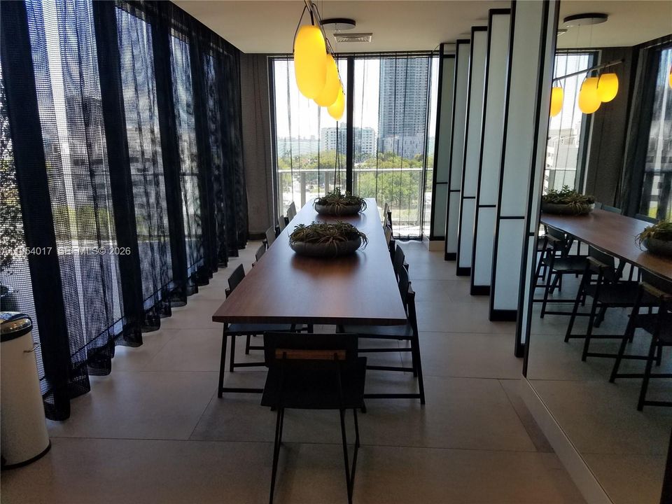 For Sale: $475,000 (1 beds, 1 baths, 593 Square Feet)