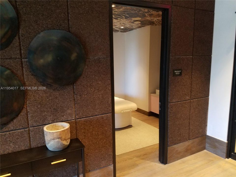 For Sale: $475,000 (1 beds, 1 baths, 593 Square Feet)