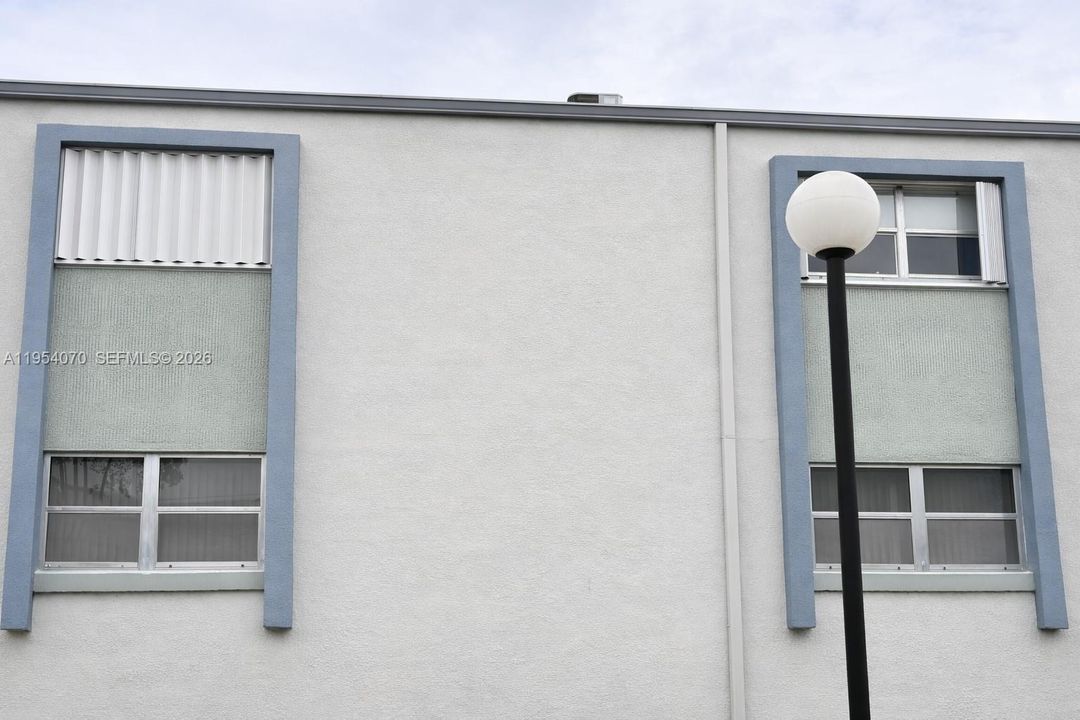 Под контрактом: $299,000 (2 спален, 1 ванн, 910 Квадратных фут)