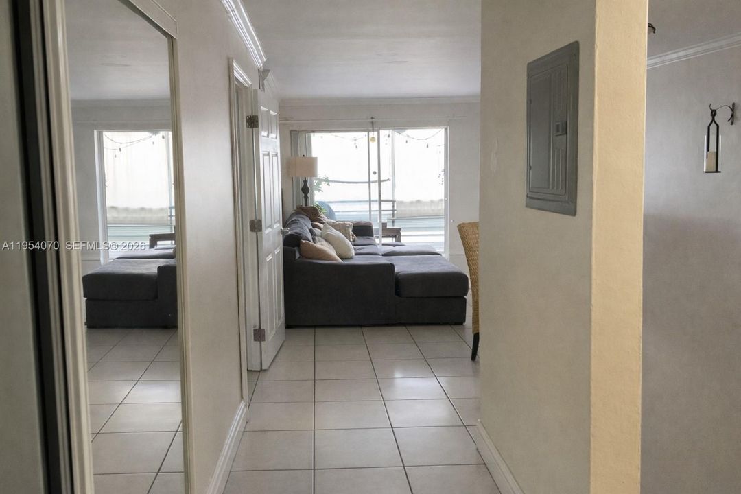 Под контрактом: $299,000 (2 спален, 1 ванн, 910 Квадратных фут)