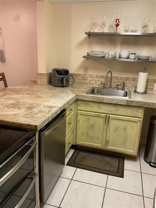 Под контрактом: $299,000 (2 спален, 1 ванн, 910 Квадратных фут)