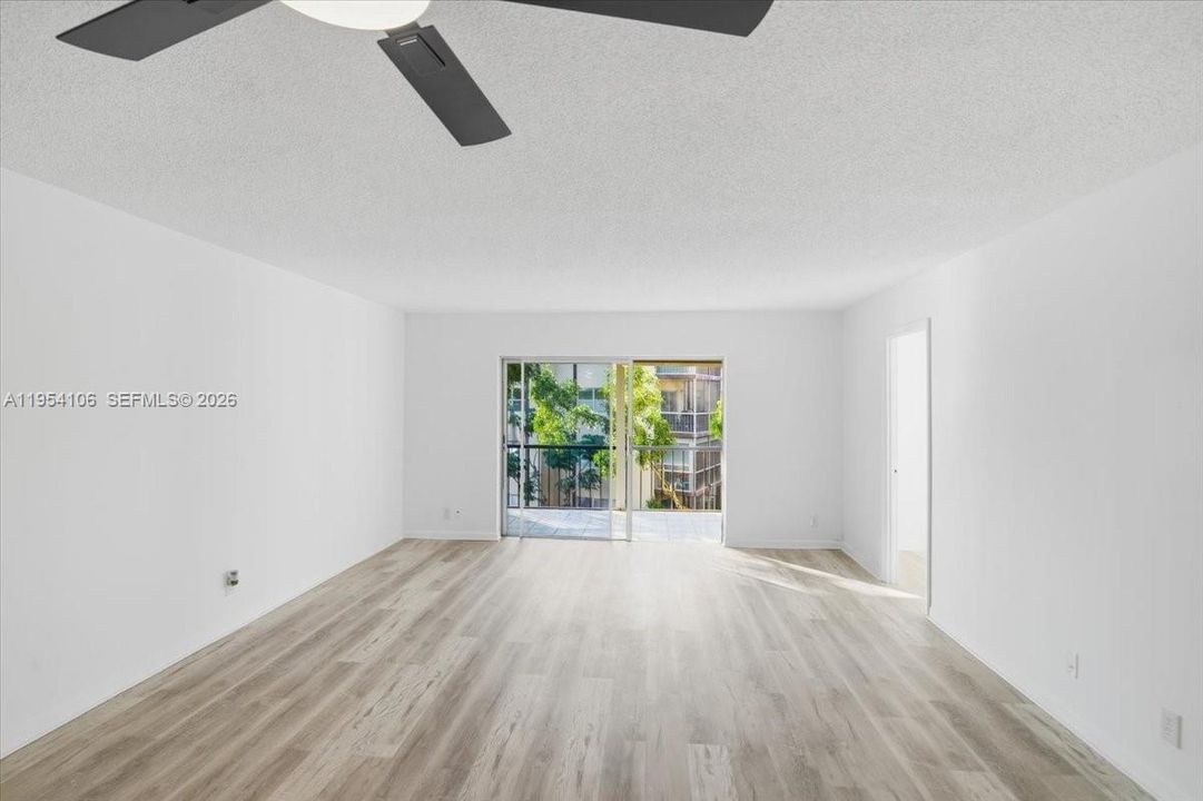 For Sale: $99,900 (2 beds, 1 baths, 870 Square Feet)