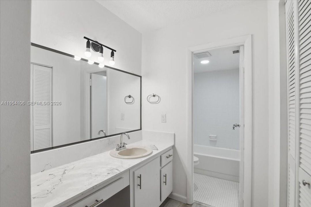 For Sale: $99,900 (2 beds, 1 baths, 870 Square Feet)