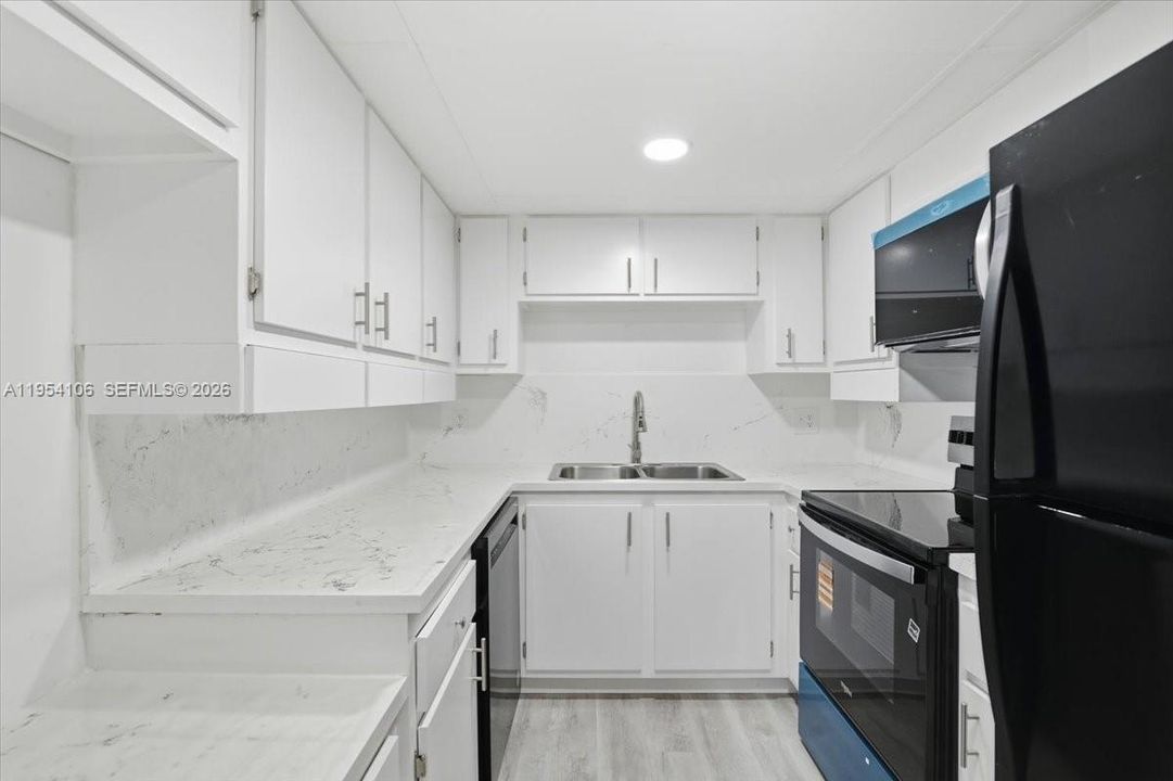For Sale: $99,900 (2 beds, 1 baths, 870 Square Feet)