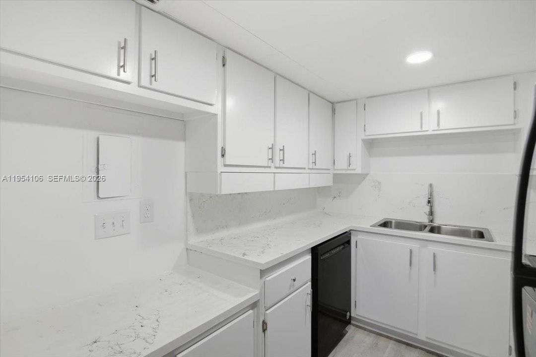 For Sale: $99,900 (2 beds, 1 baths, 870 Square Feet)