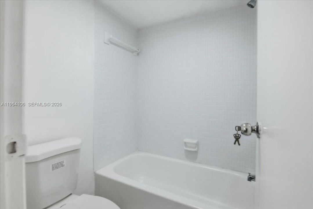 For Sale: $99,900 (2 beds, 1 baths, 870 Square Feet)