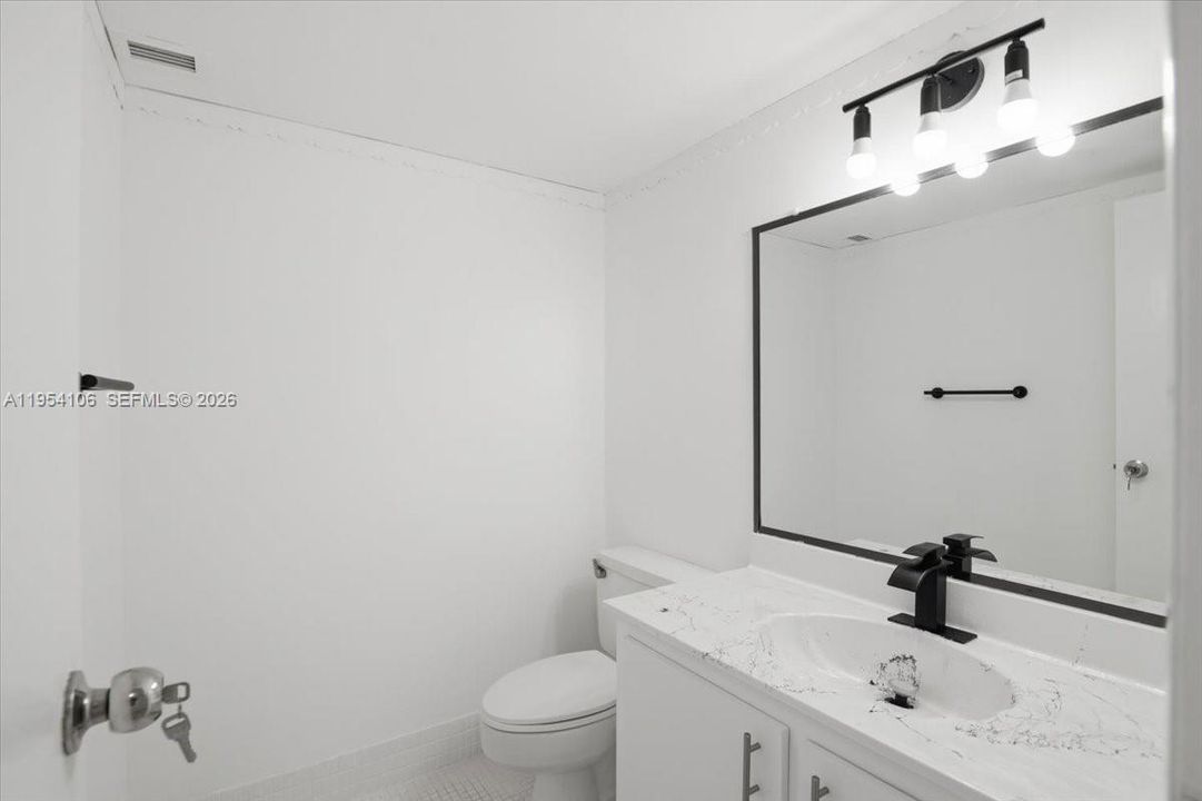 For Sale: $99,900 (2 beds, 1 baths, 870 Square Feet)