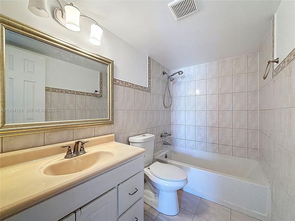 На продажу: $177,000 (2 спален, 1 ванн, 1080 Квадратных фут)
