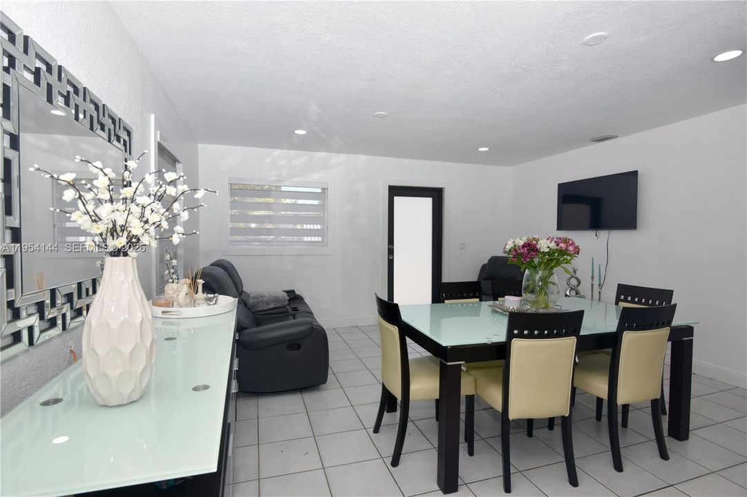 En Venta: $2,995,000 (3 camas, 3 baños, 1905 Pies cuadrados)