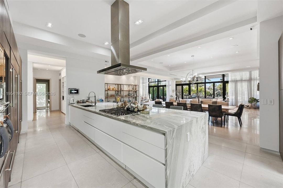 Activo con contrato: $11,750,000 (6 camas, 6 baños, 5363 Pies cuadrados)