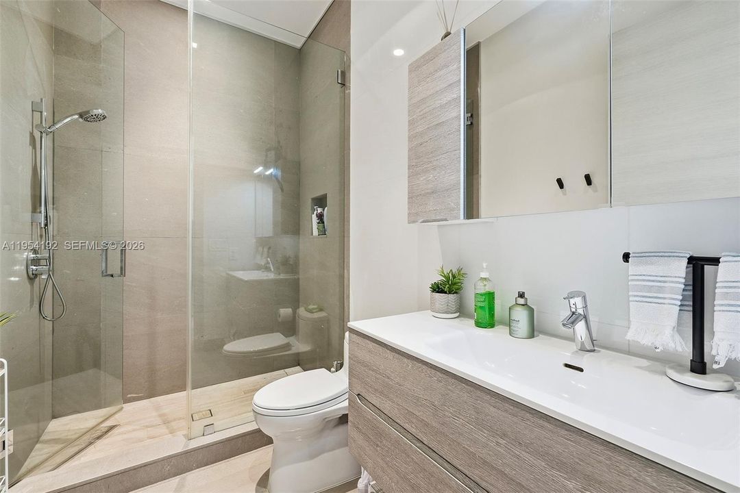 Activo con contrato: $11,750,000 (6 camas, 6 baños, 5363 Pies cuadrados)