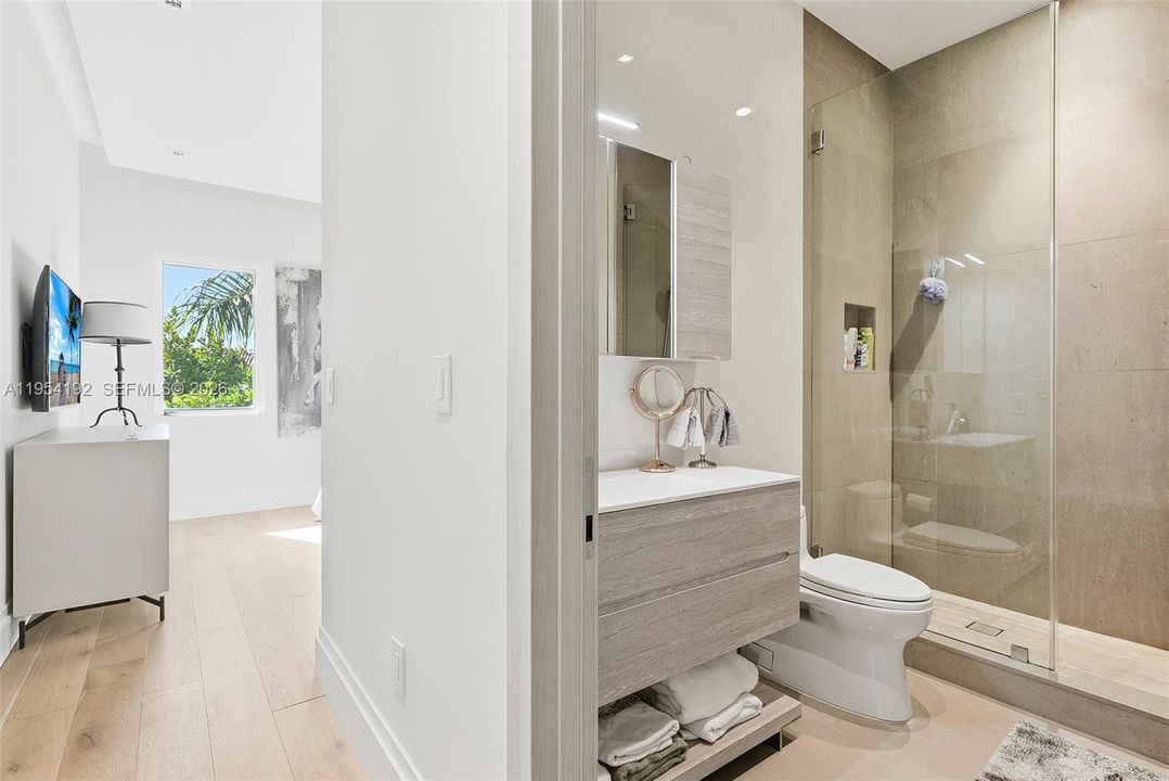 Activo con contrato: $11,750,000 (6 camas, 6 baños, 5363 Pies cuadrados)
