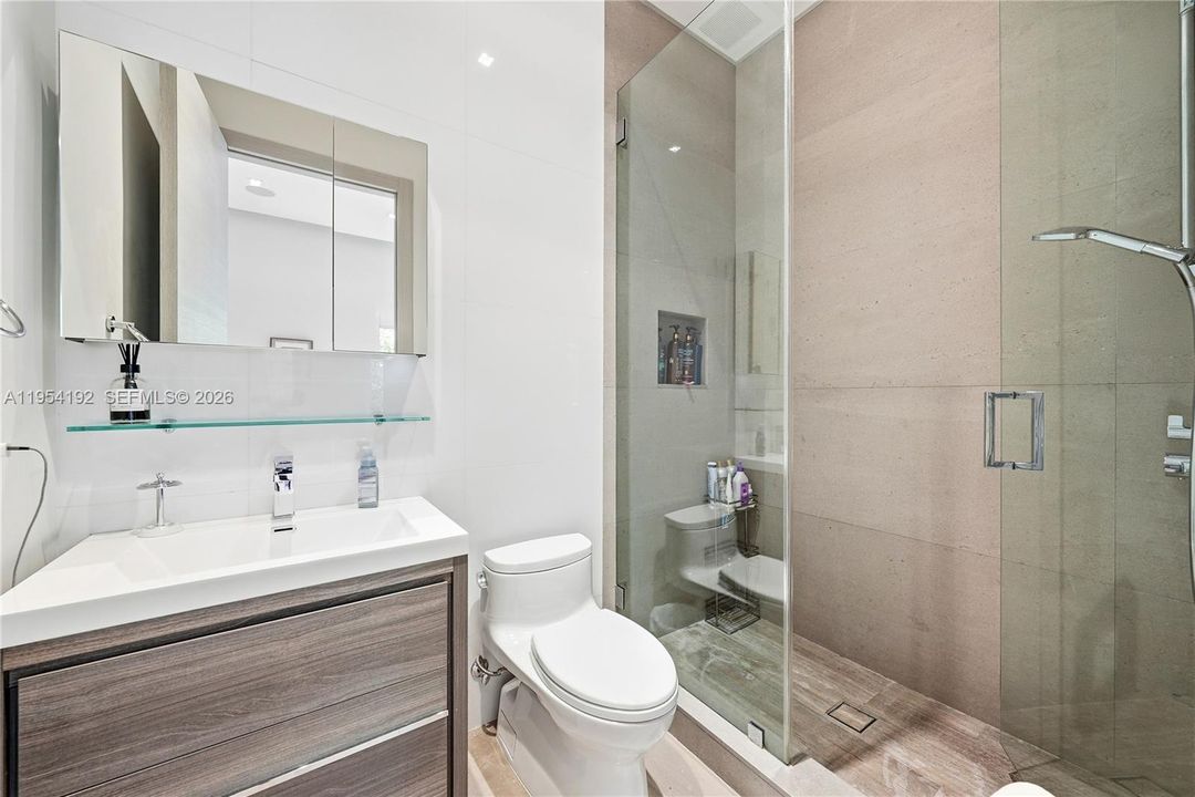 Activo con contrato: $11,750,000 (6 camas, 6 baños, 5363 Pies cuadrados)