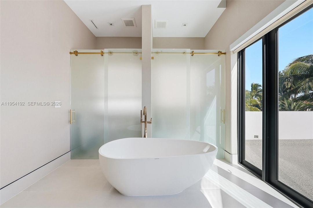 Activo con contrato: $11,750,000 (6 camas, 6 baños, 5363 Pies cuadrados)