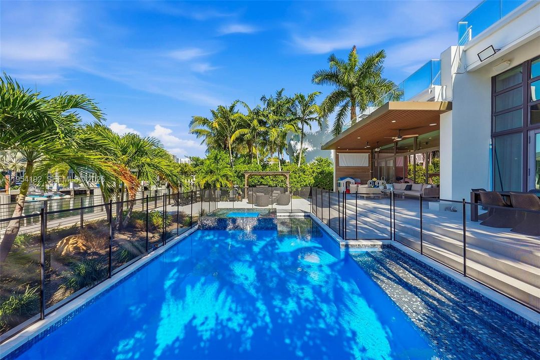 Activo con contrato: $11,750,000 (6 camas, 6 baños, 5363 Pies cuadrados)