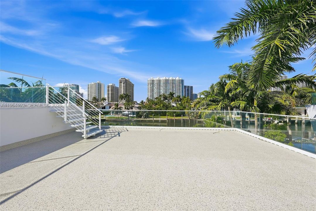 Activo con contrato: $11,750,000 (6 camas, 6 baños, 5363 Pies cuadrados)