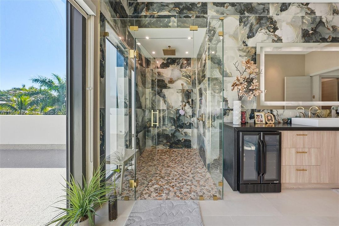 Activo con contrato: $11,750,000 (6 camas, 6 baños, 5363 Pies cuadrados)