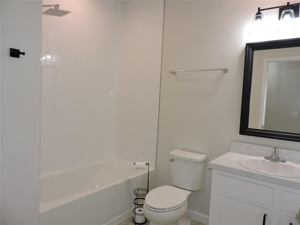 GUEST BATHROOM WITH TUB/SHOWER COMBO