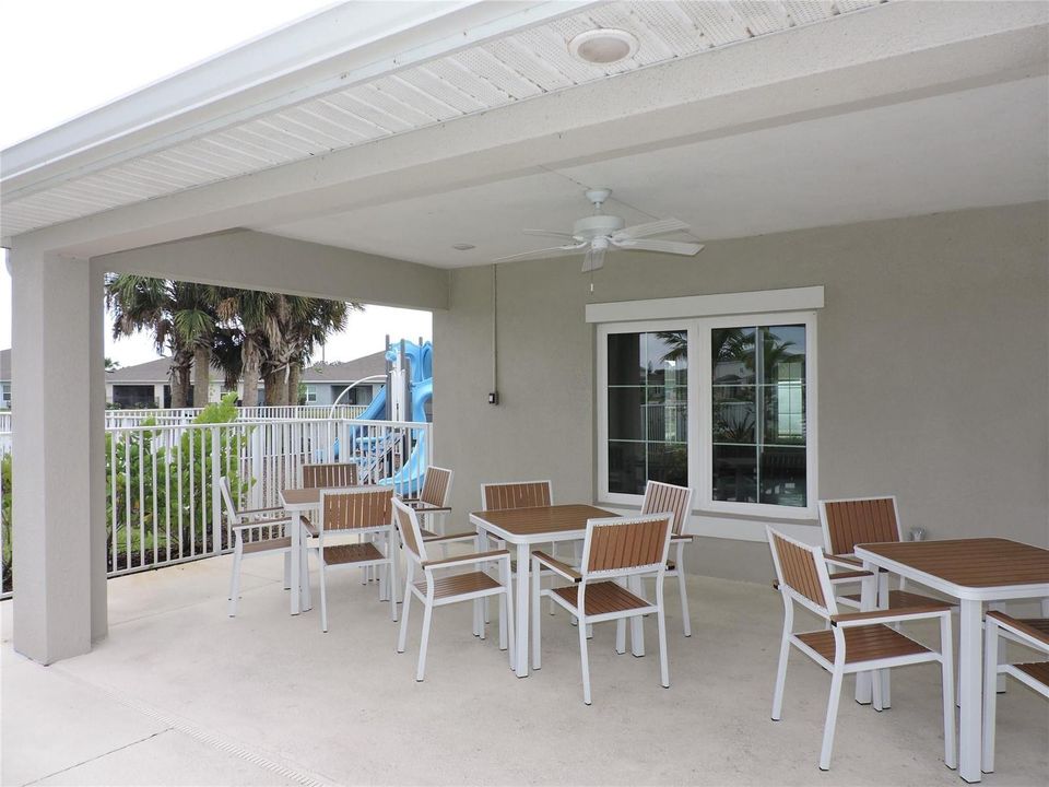 COMMUNITY CLUBHOUSE & POOLSIDE DINING