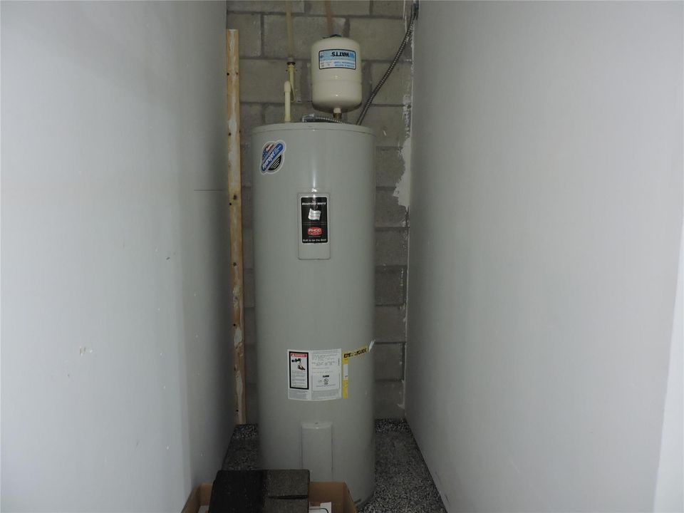 HOT WATER TANK