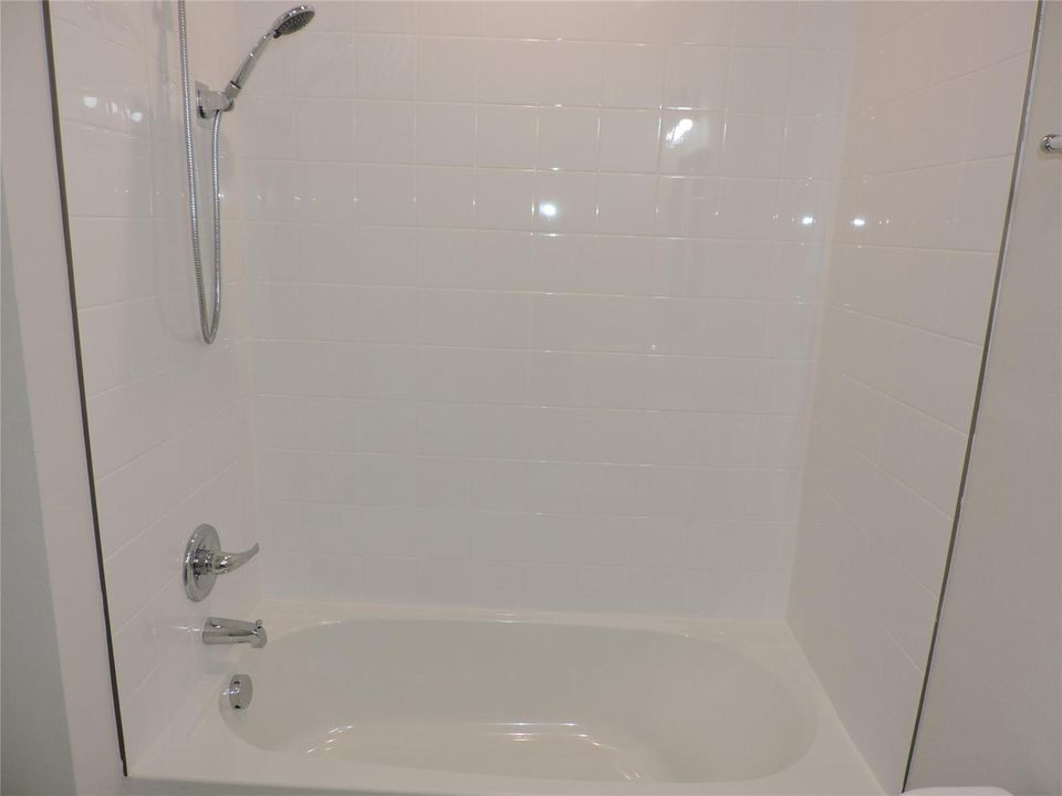 GUEST BATHROOM WITH TUB/SHOWER COMBO