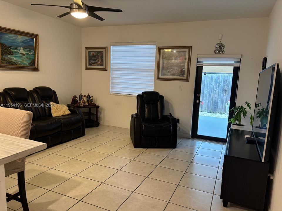 En Venta: $620,000 (4 camas, 3 baños, 1904 Pies cuadrados)
