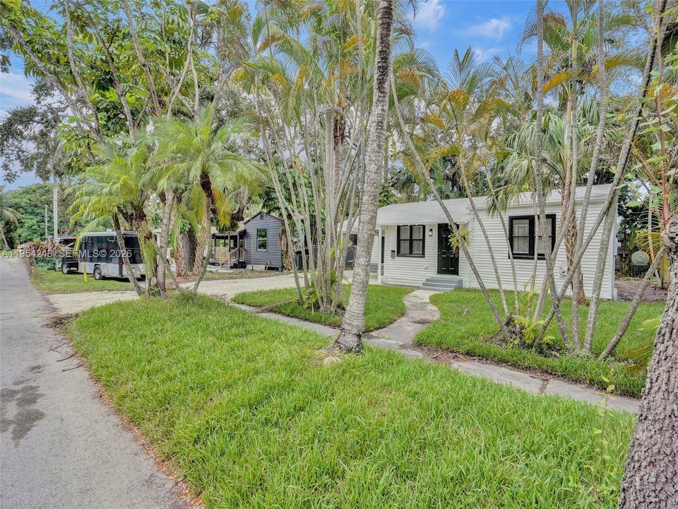 Active With Contract: $250,000 (2 beds, 1 baths, 966 Square Feet)