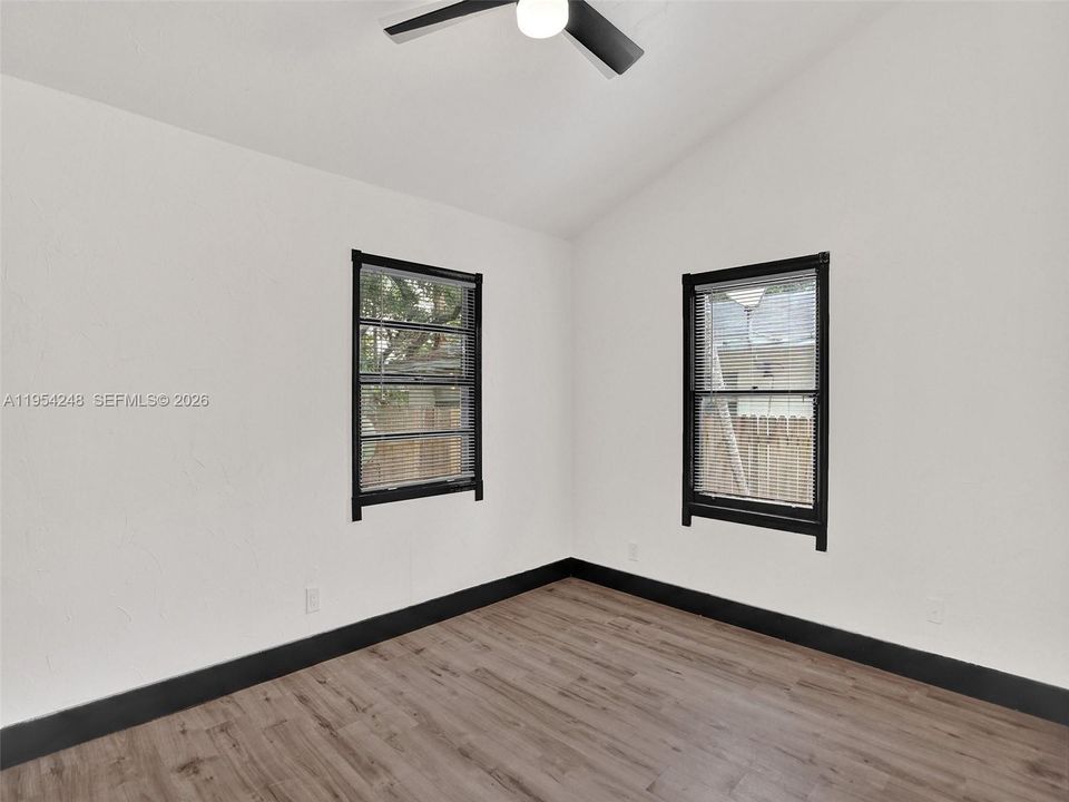 Active With Contract: $250,000 (2 beds, 1 baths, 966 Square Feet)