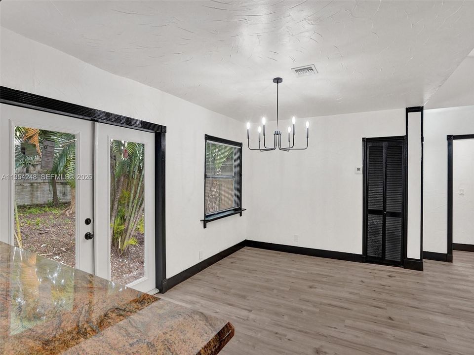 Active With Contract: $250,000 (2 beds, 1 baths, 966 Square Feet)