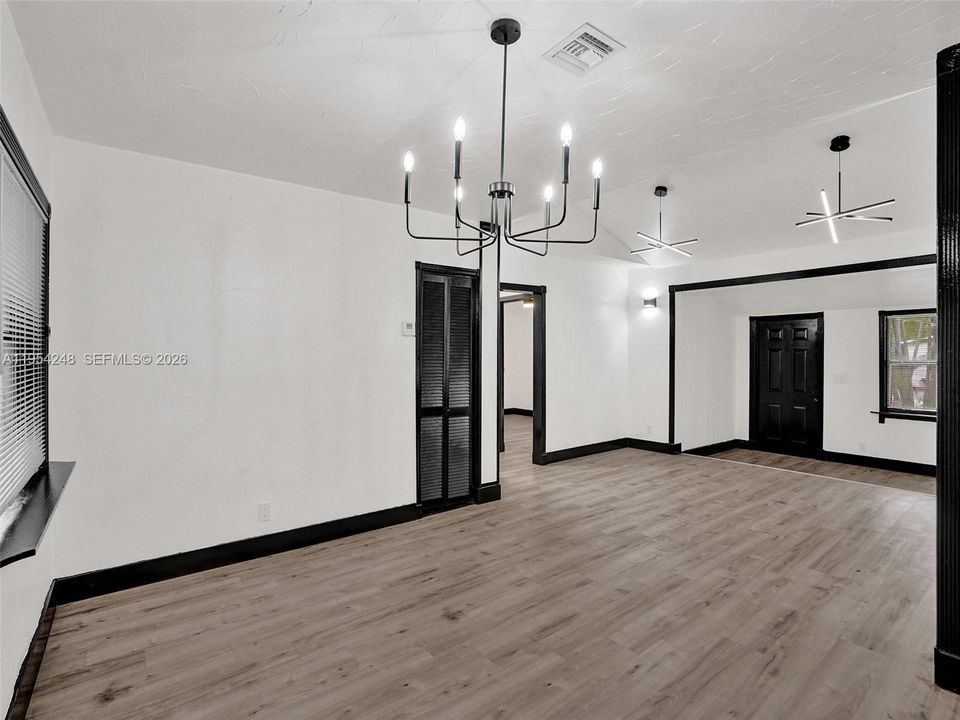 Active With Contract: $250,000 (2 beds, 1 baths, 966 Square Feet)