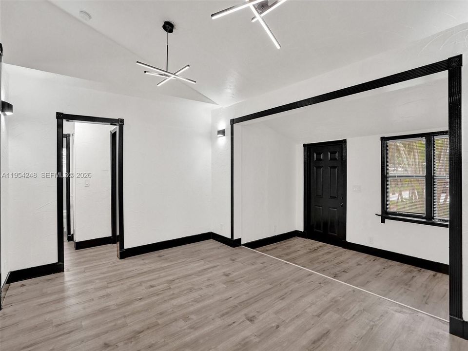 Active With Contract: $250,000 (2 beds, 1 baths, 966 Square Feet)