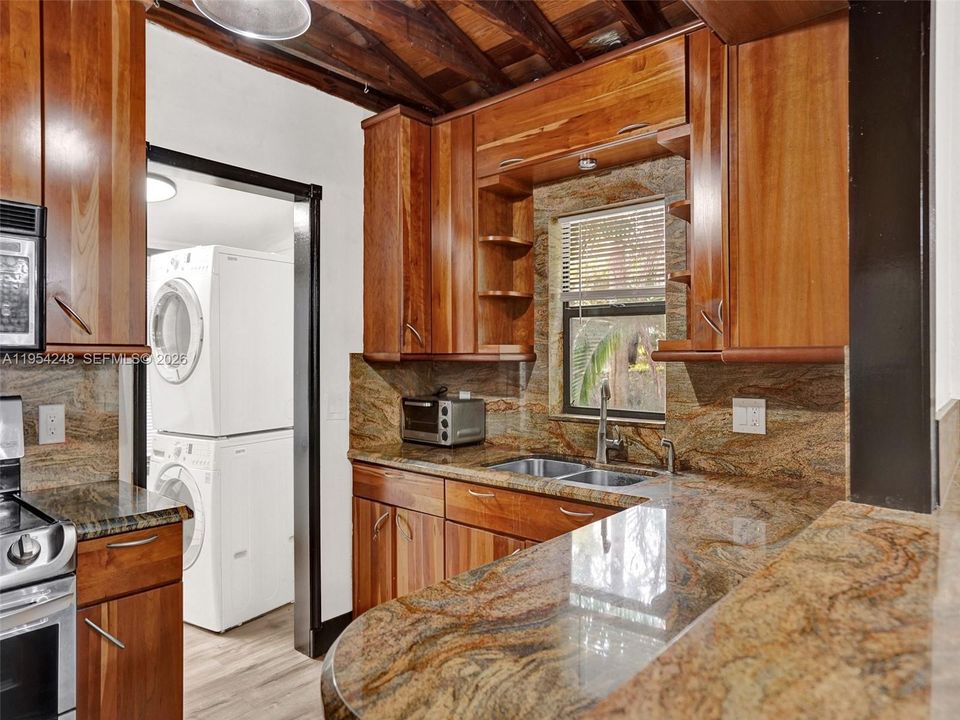 Active With Contract: $250,000 (2 beds, 1 baths, 966 Square Feet)