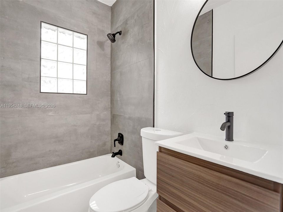 Active With Contract: $250,000 (2 beds, 1 baths, 966 Square Feet)