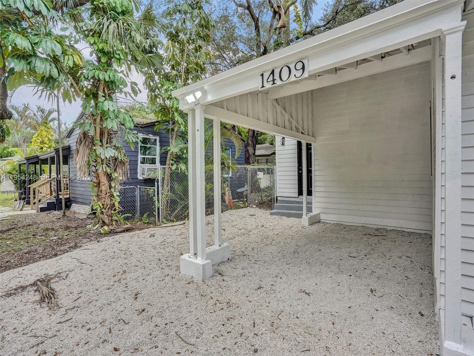 Active With Contract: $250,000 (2 beds, 1 baths, 966 Square Feet)