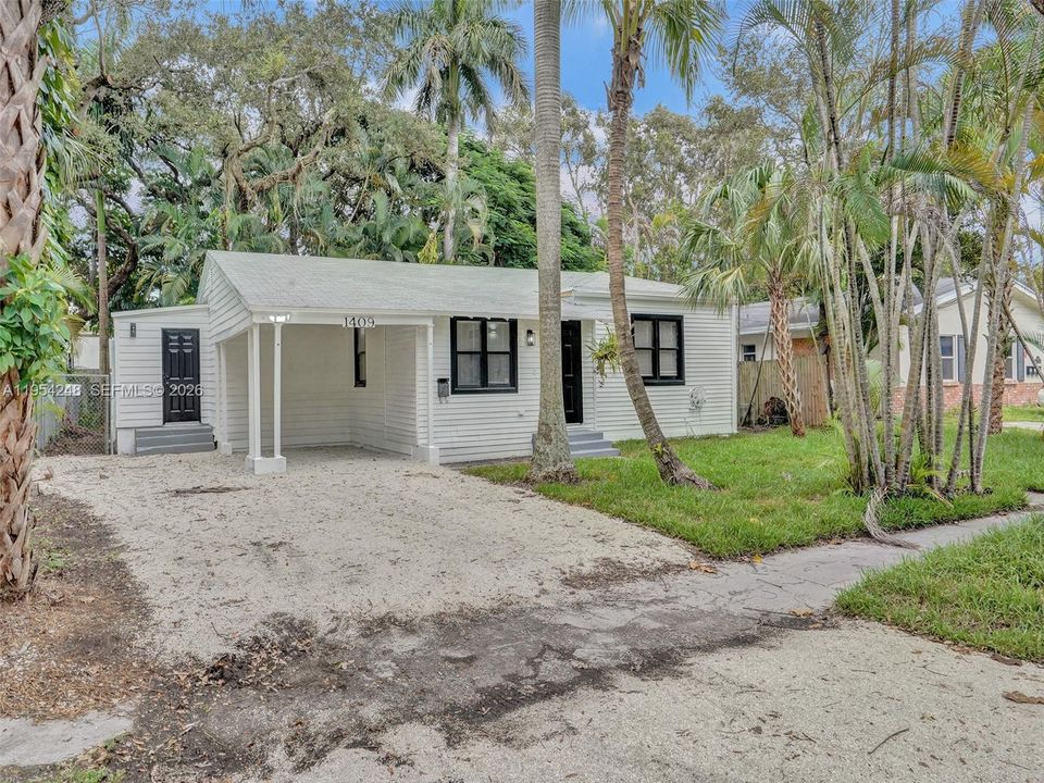 Active With Contract: $250,000 (2 beds, 1 baths, 966 Square Feet)
