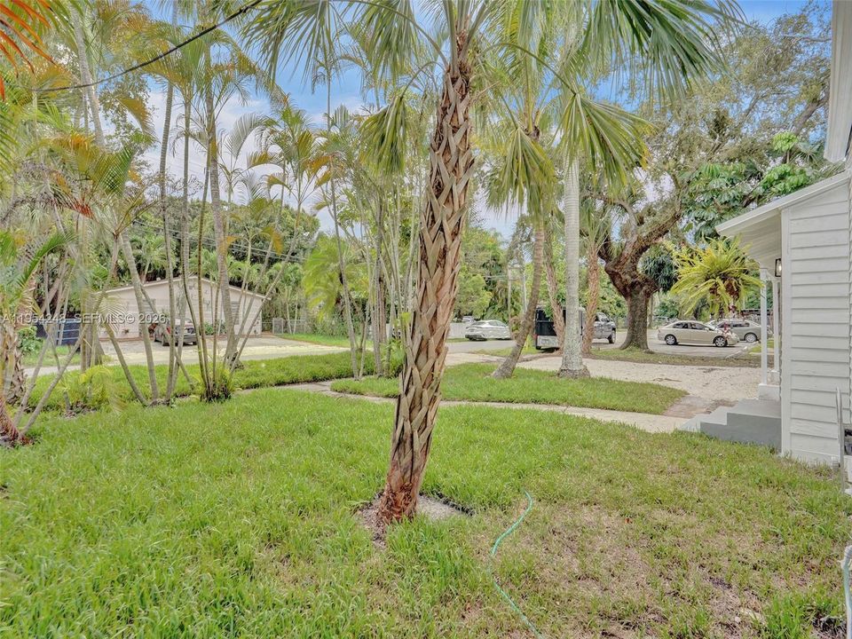 Active With Contract: $250,000 (2 beds, 1 baths, 966 Square Feet)