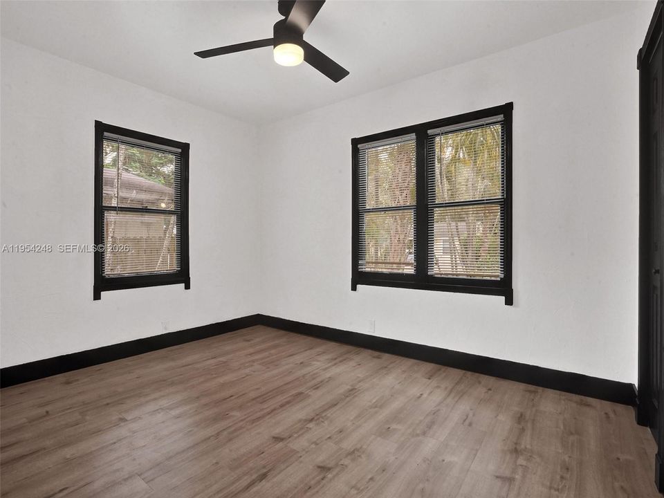Active With Contract: $250,000 (2 beds, 1 baths, 966 Square Feet)