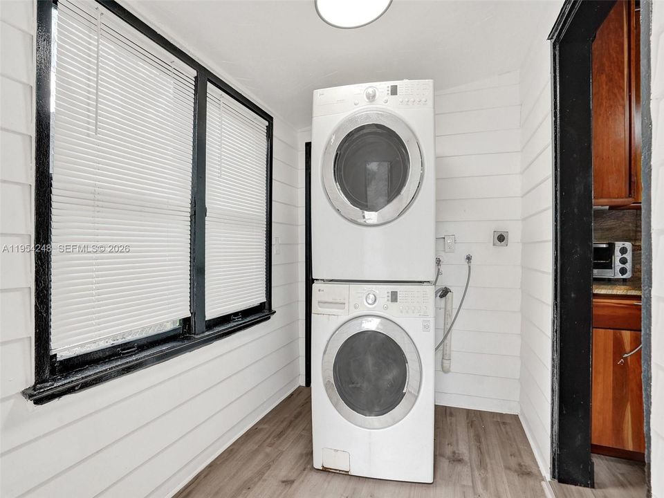Active With Contract: $250,000 (2 beds, 1 baths, 966 Square Feet)