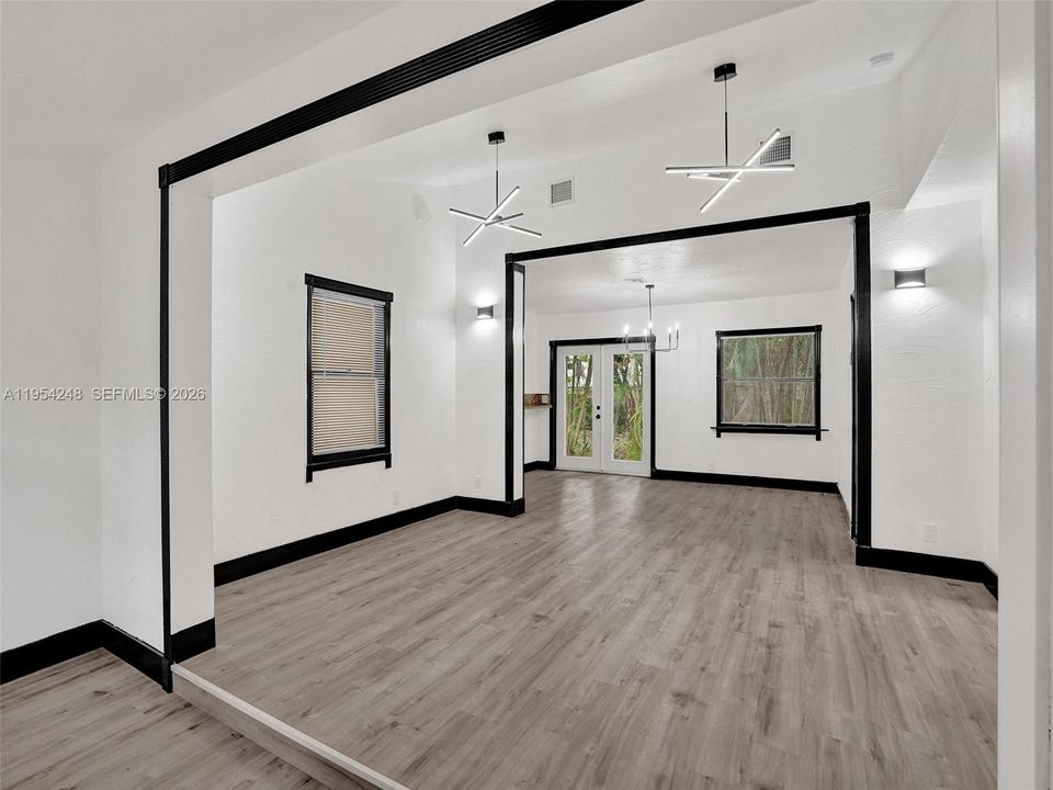 Active With Contract: $250,000 (2 beds, 1 baths, 966 Square Feet)