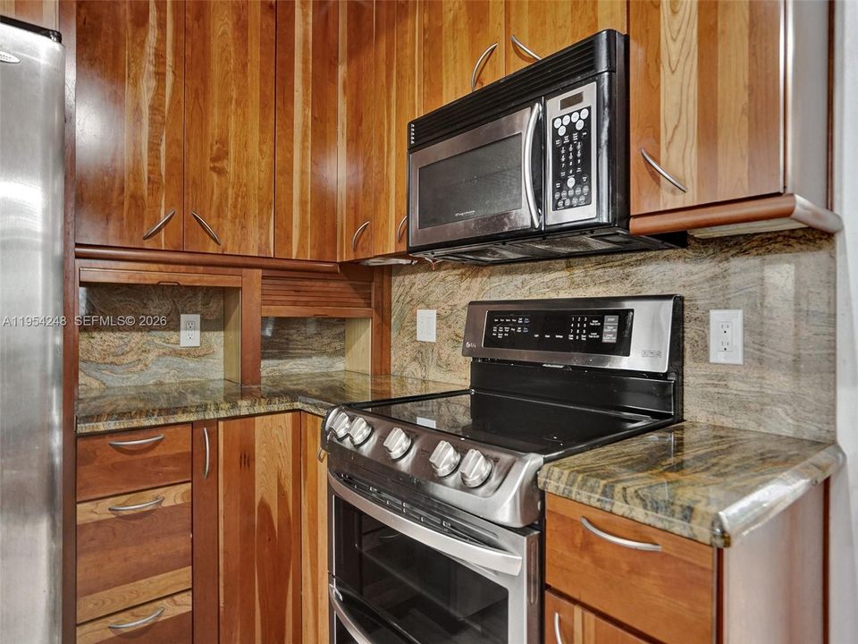 Active With Contract: $250,000 (2 beds, 1 baths, 966 Square Feet)