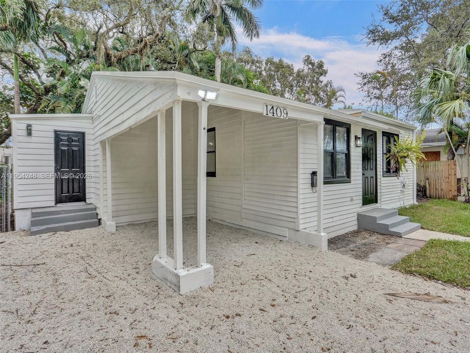 Active With Contract: $250,000 (2 beds, 1 baths, 966 Square Feet)