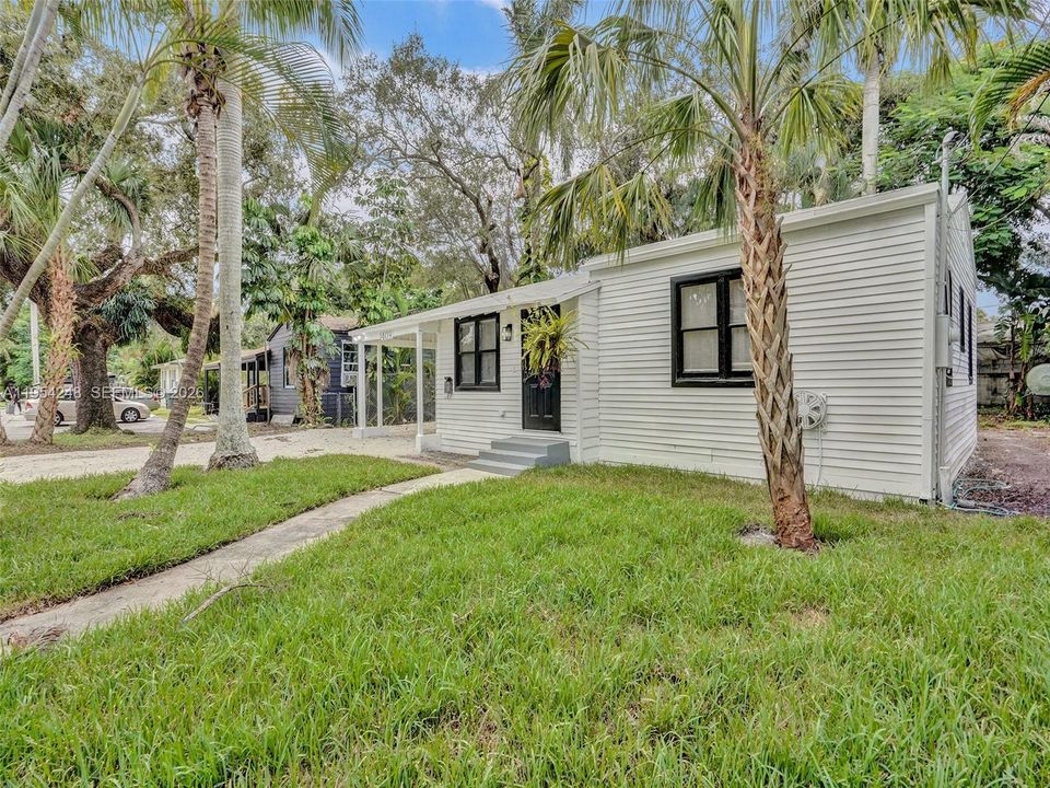 Active With Contract: $250,000 (2 beds, 1 baths, 966 Square Feet)