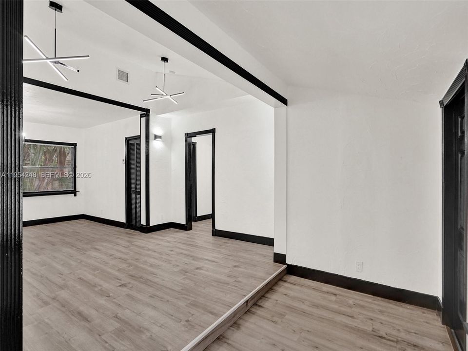 Active With Contract: $250,000 (2 beds, 1 baths, 966 Square Feet)