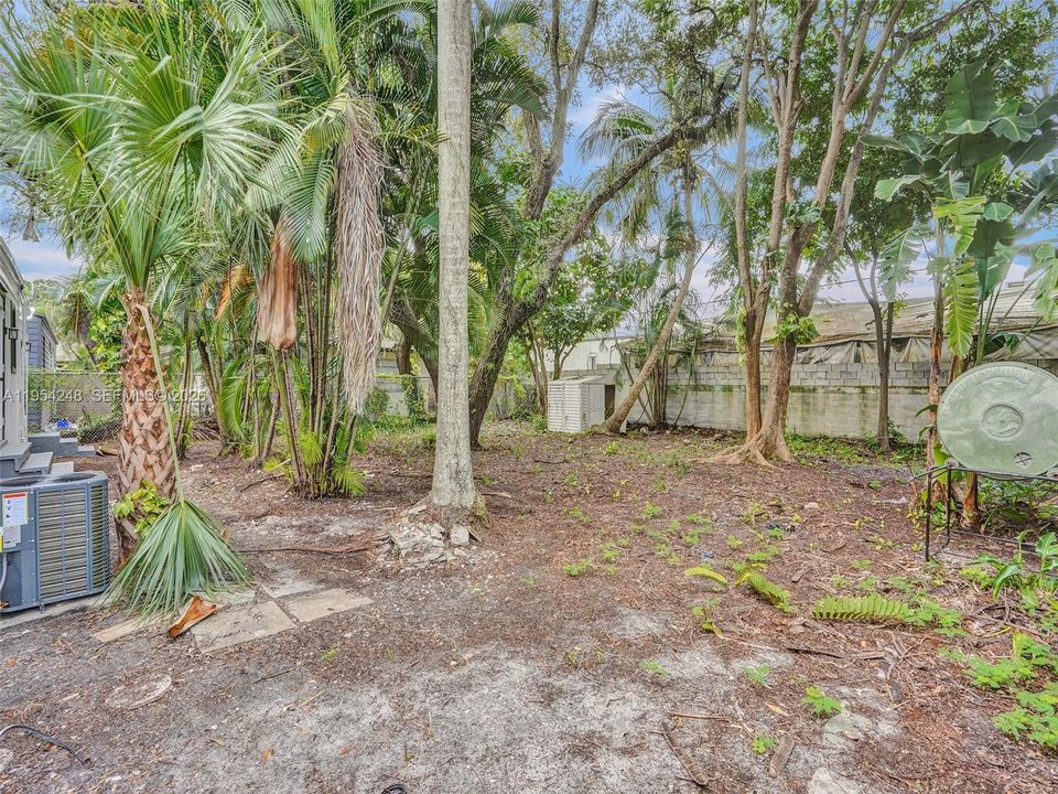 Active With Contract: $250,000 (2 beds, 1 baths, 966 Square Feet)